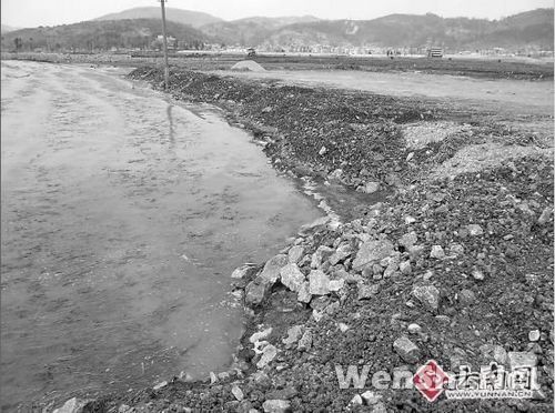 湖水因干旱后退 云南村民围湖造田