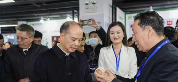兰考县感恩薯业有限公司展出的“裕禄情”蜜薯上海受青睐